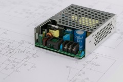 Sprzęt Elektryczny dla Konsumentów: Zalety Konfigurowalnego Zasilacza w Porównaniu z Wieloma Zasilaczami