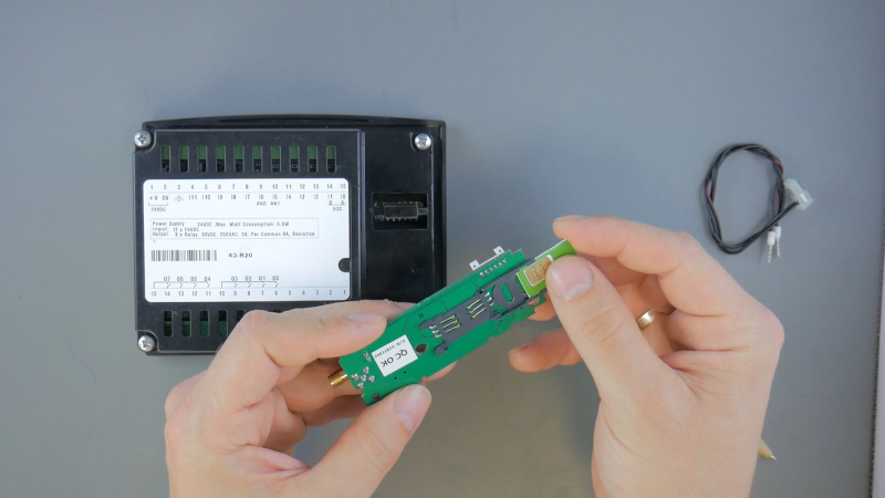 montaż karty sim w modemie PLC unitronics