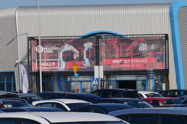 Wejście przed halą F Warsaw Industry Week